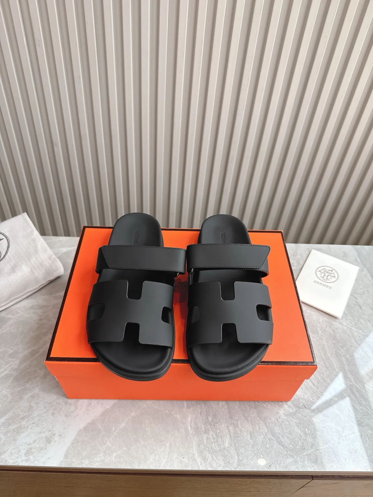 p480🐮🐮Couple model (top version) H family 2024 spring and summer new style HERMES Hermes' recently popular couple model pig nose angle sandals and slippers, paired with various colorful socks, popular. Upper: imported original deerskin (the genuine leather edging is not ordinary super migration). Lining: imported genuine leather. Outsole: Tpu non-slip and wear-resistant outsole. Size: Female 35-42 (40/42 non-returnable and non-exchangeable) Male size: 39-45 (45 non-refundable and non-exchangeable)